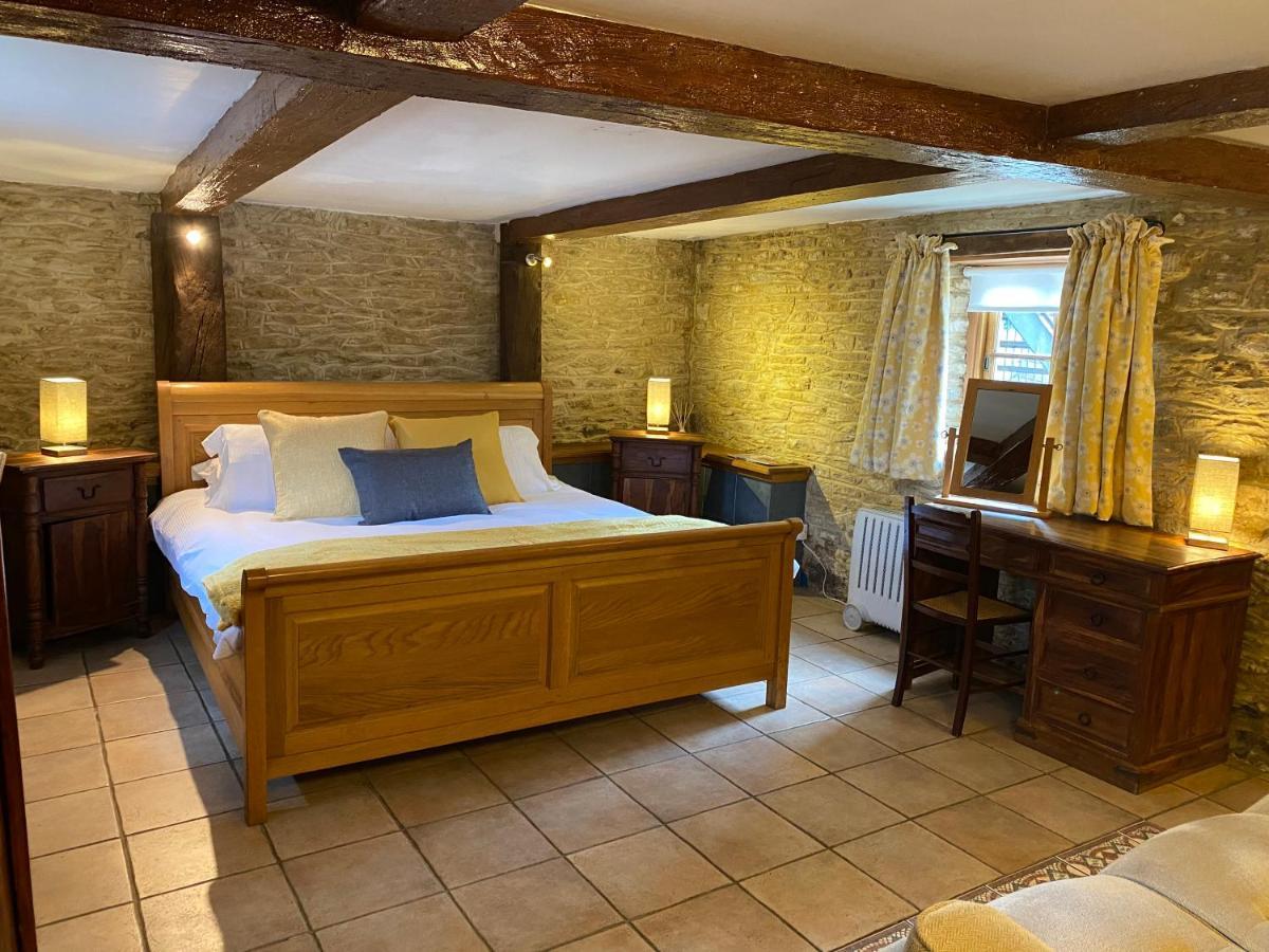 The Red Lion Hotel Cricklade Kültér fotó